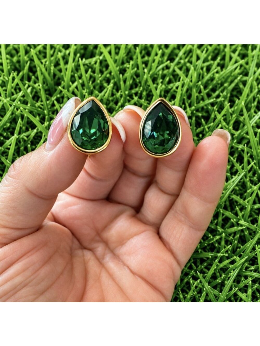 VTG  S.A.L. Swarovski Gold Tone Green Rhinestone Clip On Earrings